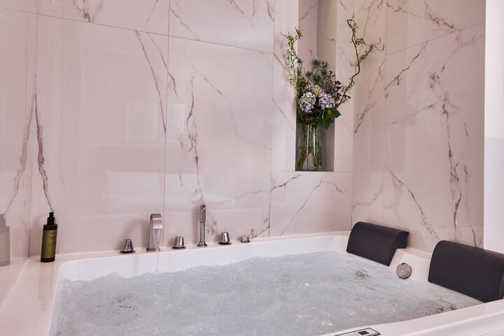 TR Campo de’ Fiori Suite w Sauna and Hot Tub gallery image 2