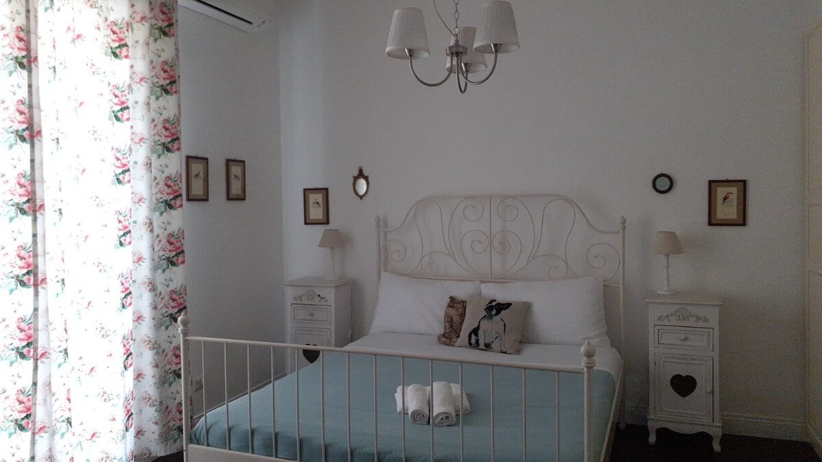 Kitanda cha watu wawili, katika chumba kilicho na  mfumo wa kupasha joto na kiyoyozi.
Pia kuna roshani katika chumba hiki, kama sebuleni.