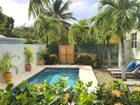 Palm Tree Cottage & private pool, near the beach.