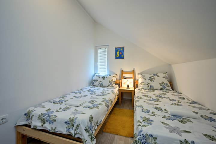 双床房，配有两张90 × 200的床，非常适合喜欢空间的兄弟姐妹、朋友或独行旅客入住。