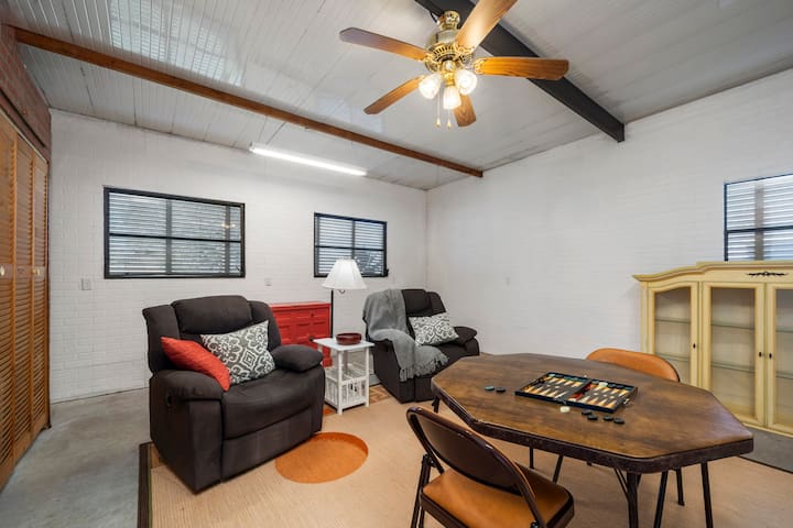 Ova je soba višenamjenska soba s bračnim krevetom Murphy. Također ima TV, 2 električna naslonjača, radni stol, stol za igru, perilicu i sušilicu.