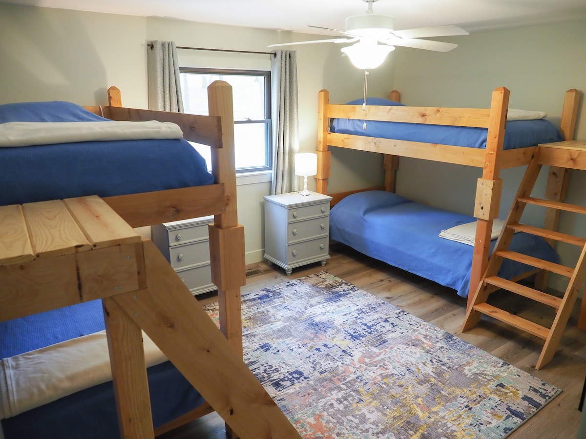 تحتوي الغرفة المكونة من طابقين على مراتب مزدوجة كبيرة جدًا، وطاولتين صغيرتين جانبيتين، وخزانة أصغر مع شماعات، وستائر تعتيم، وتلفزيون لبث المحتوى فقط. يقع حمام القاعة بجوار الغرفة المكونة من طابقين.