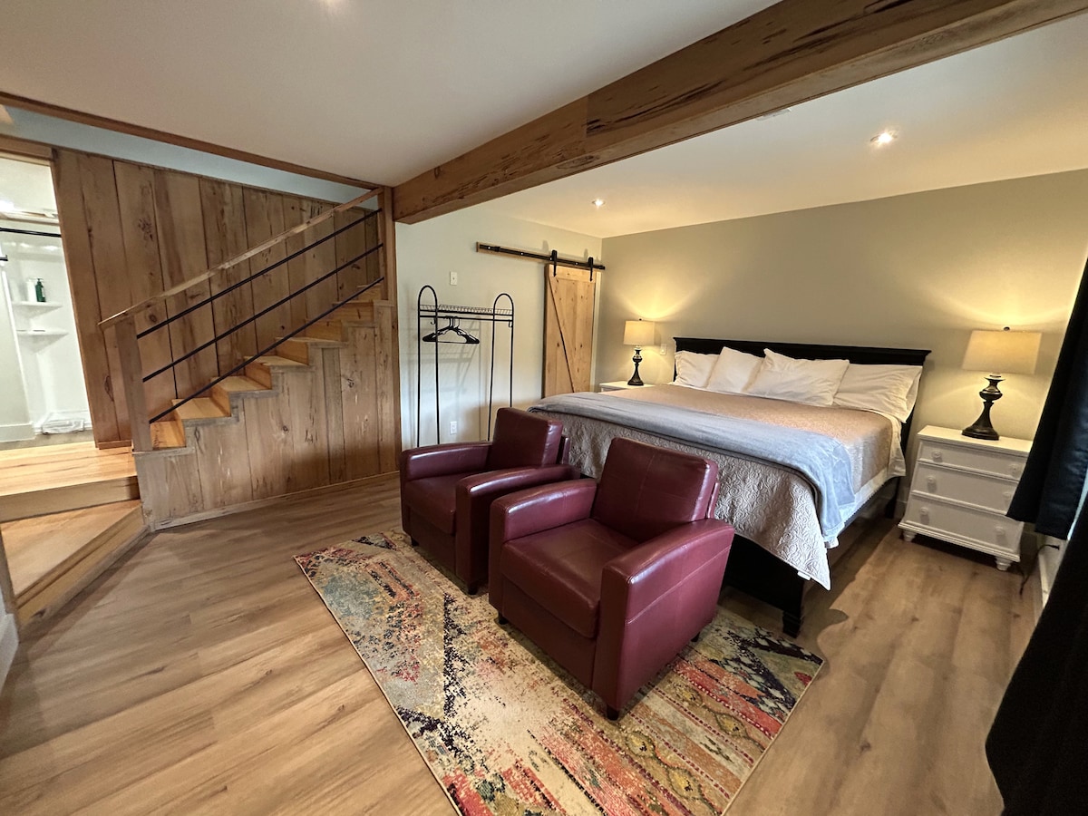 تحتوي غرفة النوم الكبيرة في الطابق السفلي على بطانية إضافية وتلفزيون مثبت على الحائط ومزيل للرطوبة يمكنك إيقاف تشغيله إذا أردت. تحتوي المصابيح على منافذ شحن USB.  الحمام الداخلي موجود في أسفل الدرج قبل النزول إلى غرفة النوم.