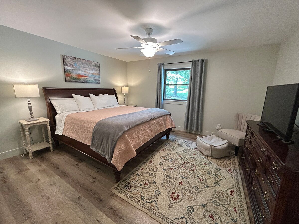 سرير كينج مع بطانية إضافية، وكرسي مع بوف عثماني، وتلفزيون، وخزانة ملابس وخزانة كبيرة مع شماعات.  الستائر معتمة والمرتبة مصنوعة محليًا ورائعة.  لا يظهر الحمام الداخلي في الصورة.