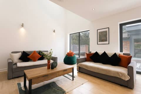 4 bedroom 3 storey house 10 guest free parking