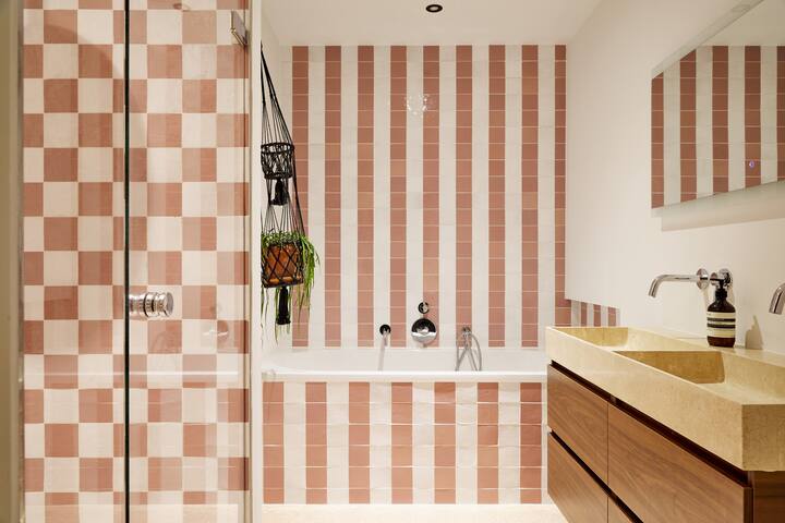 Luxurious 2 floor apartment with big city garden gallery image 5