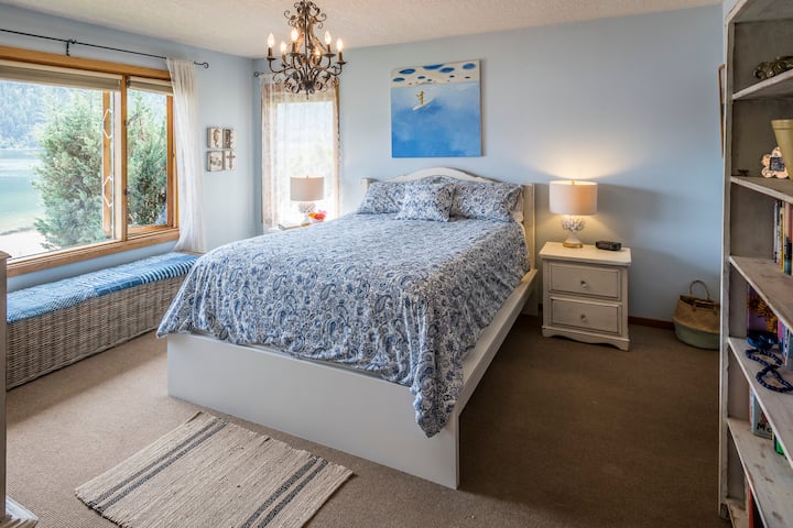 Kitanda cha ukubwa wa malkia chenye mandhari ya ufukwe wa ziwa! Chumba chenye beseni la kuogea. 