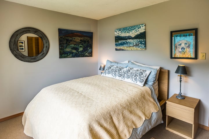 Chumba cha 3 cha kulala kilicho na kitanda cha watu wawili.  