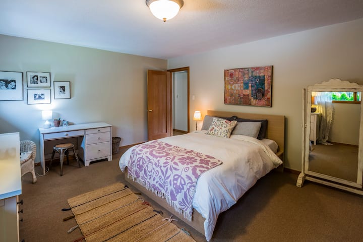 Kitanda aina ya Queen katika chumba kikubwa cha 2 cha kulala