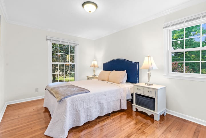 Elegantni ukrasi u kombinaciji s luksuznom posteljinom na bračnom krevetu
