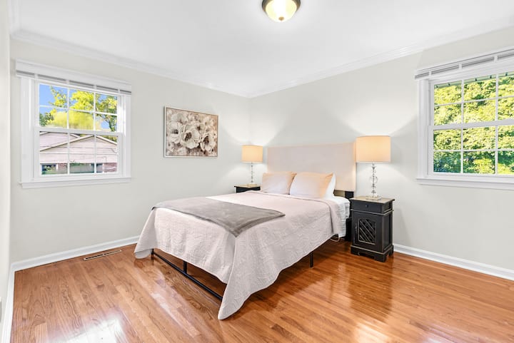 Opustite se u spavaćoj sobi koja sadrži kvalitetnu posteljinu, ukusno uređenje i svjetiljke.