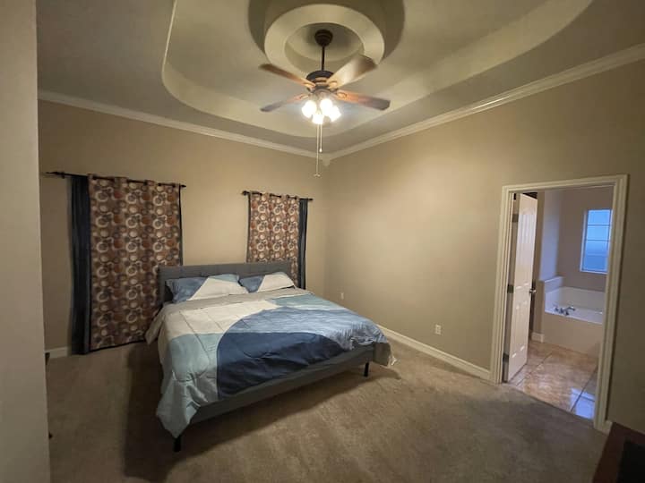 Dormitorio principal con cama tamaño king.