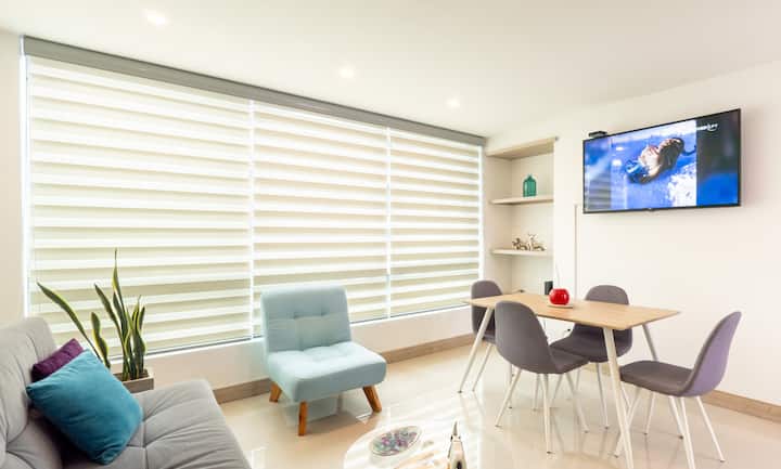 Მყუდრო და ნათელი ოთახი თანამედროვე და ელეგანტური სტილით. Აღჭურვილია კომფორტული გასაშლელი დივნით, რომელიც იდეალურია ძიების შემდეგ დასასვენებლად.