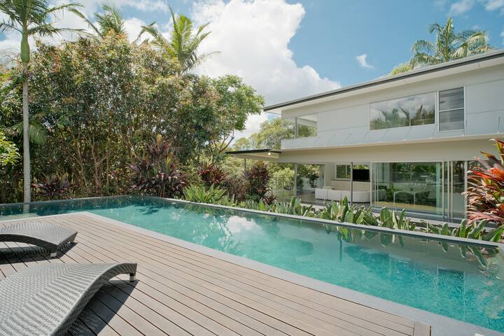 Noosa Summit Tropical Retreat