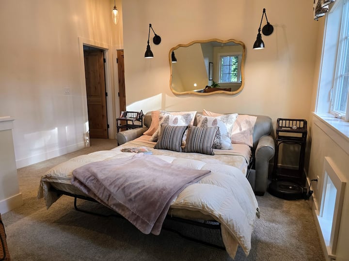 Starehe yenye godoro jipya na televisheni yenye skrini pana!