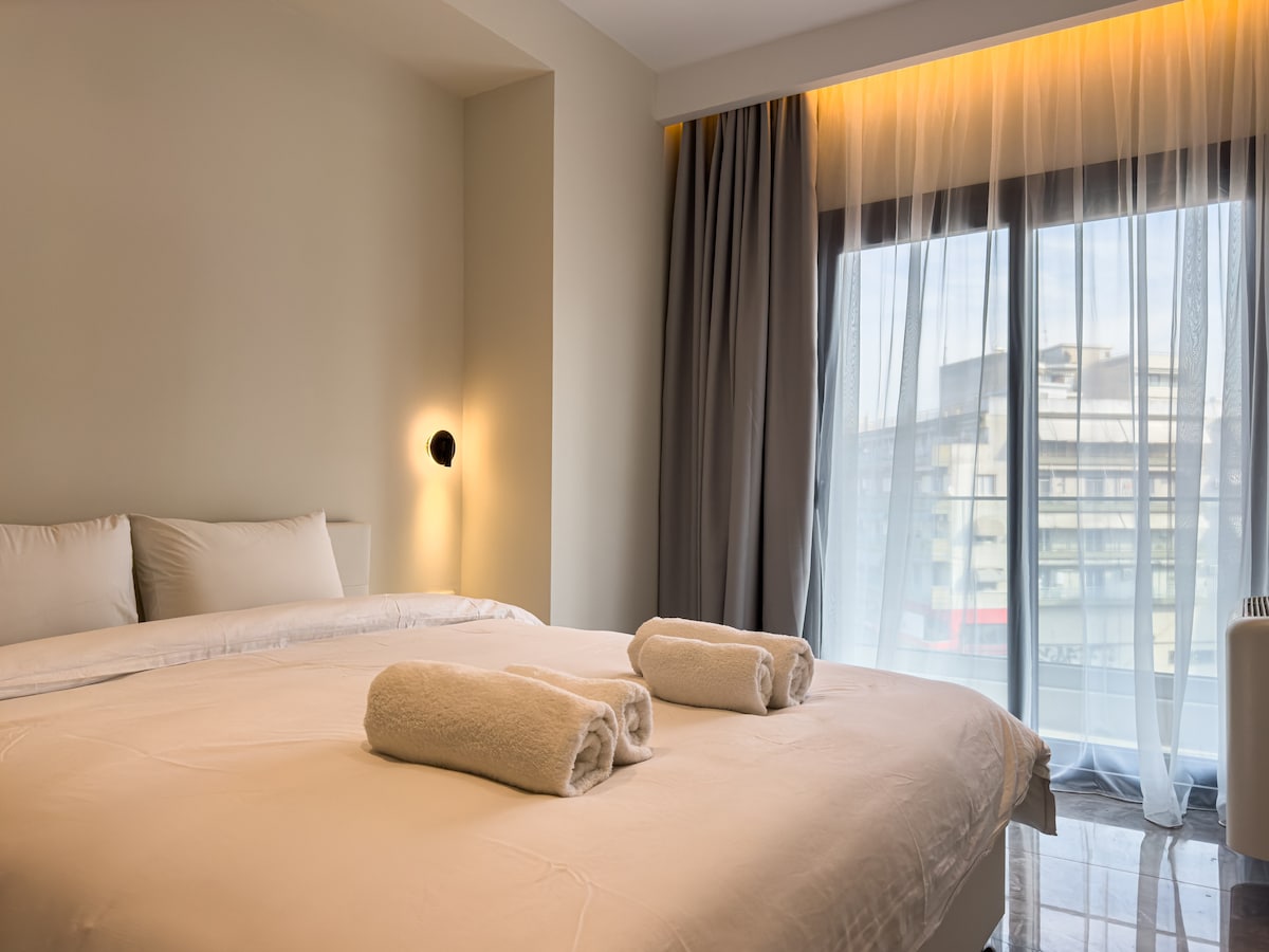 Dormitorio principal con baño privado en suite con ducha, amplios armarios y acceso directo a un balcón privado. Perfecto para relajarse con comodidad y estilo.