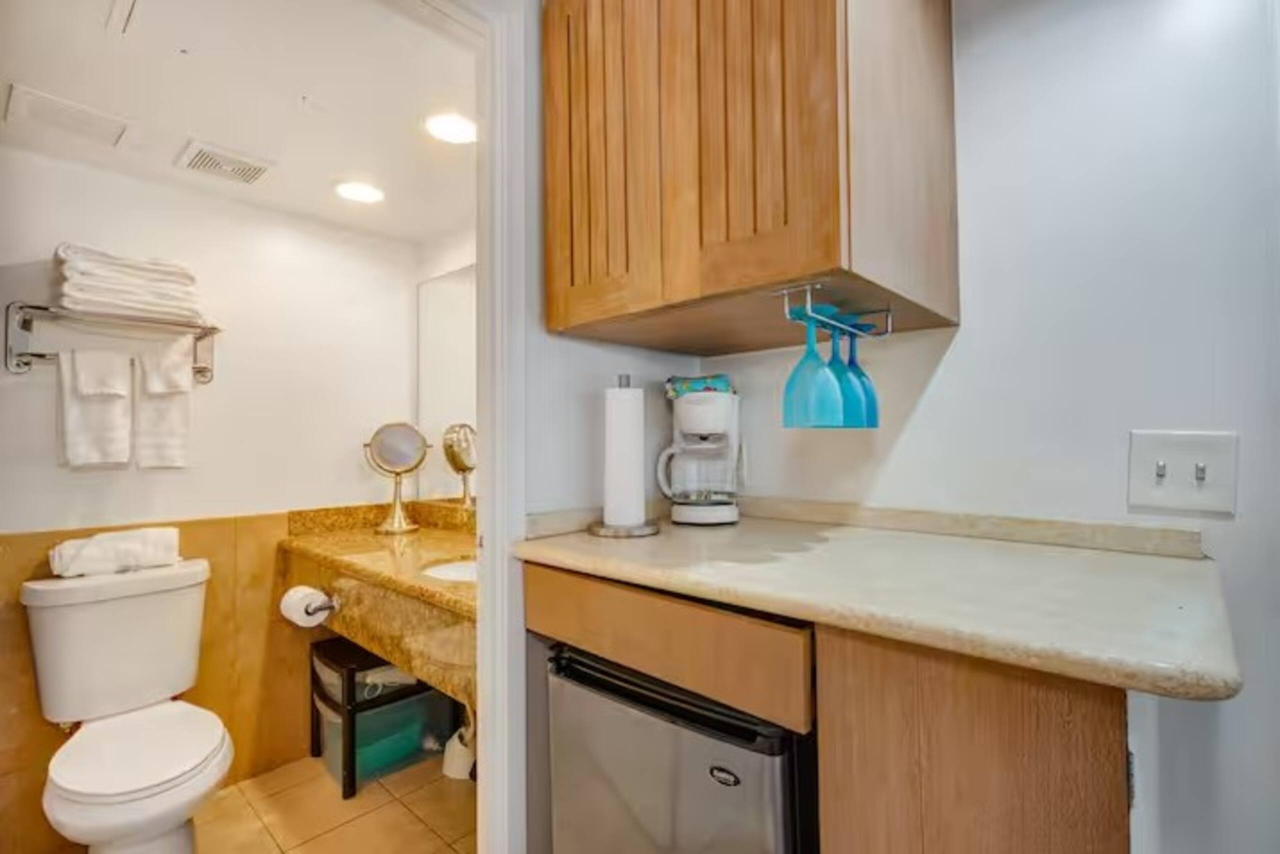 Modern studio w/ pool & BBQ access - Image 4