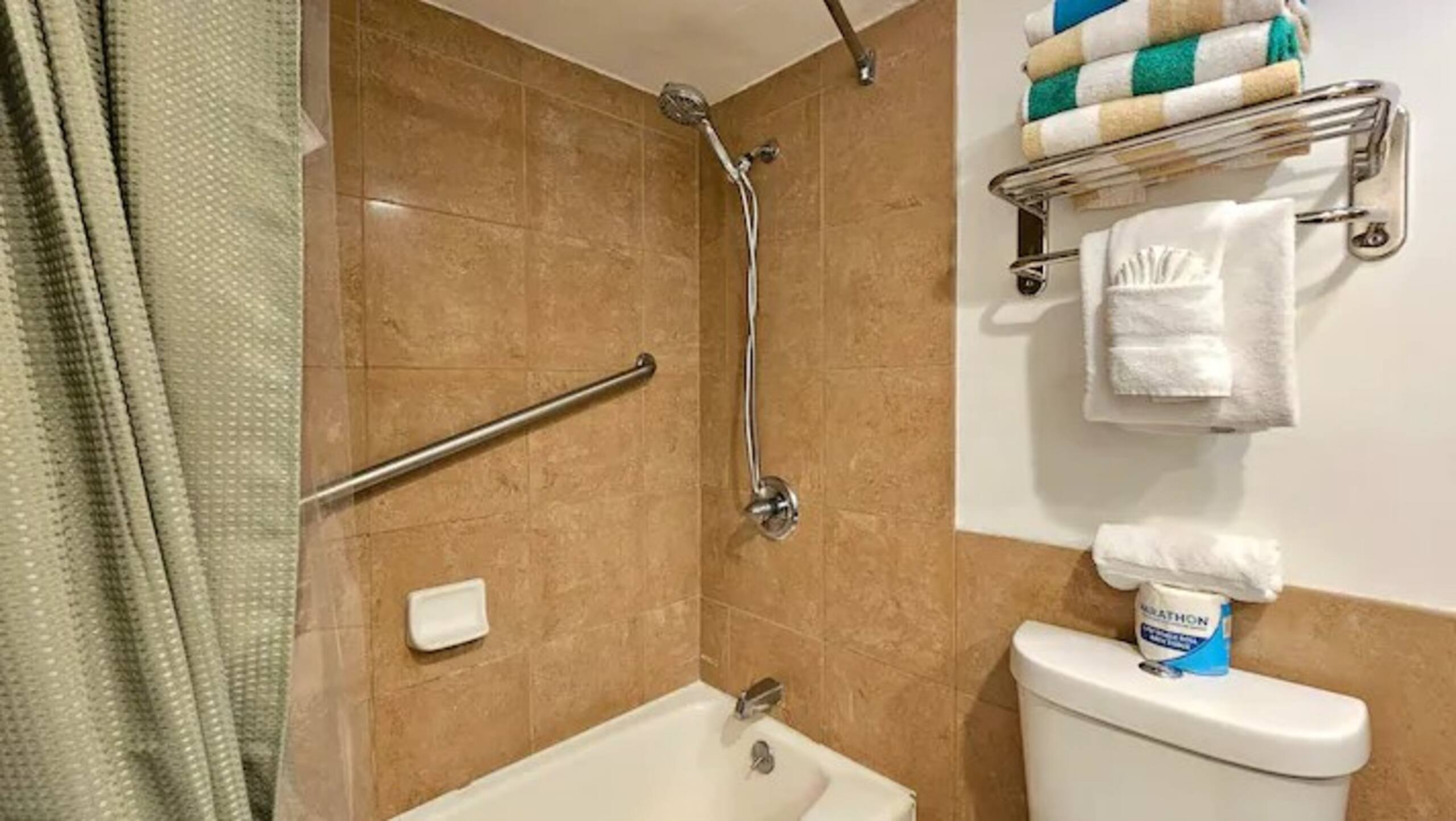 Modern studio w/ pool & BBQ access - Image 8