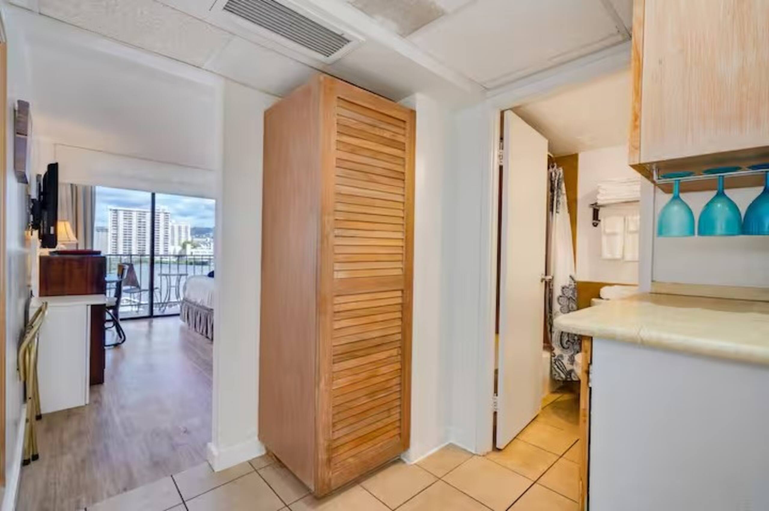 Modern studio w/ pool & BBQ access - Image 32