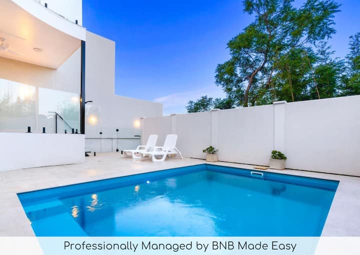 Vista Heights | Contemporary Entertainer