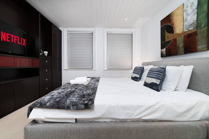 Oxford Street 3Bedroom AC Penthouse & Roof Terrace gallery image 5