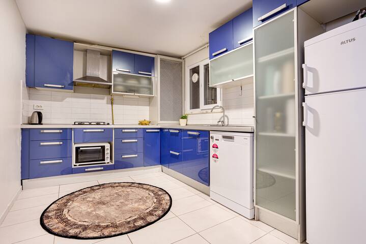 Spacious &Modern 4BR-2BA. Main Street Metro w/Lift gallery image 4