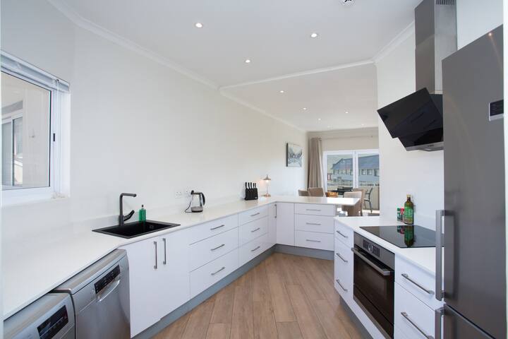 Fish Hoek Beach Life | Apt w/ Garage & BBQ gallery image 5