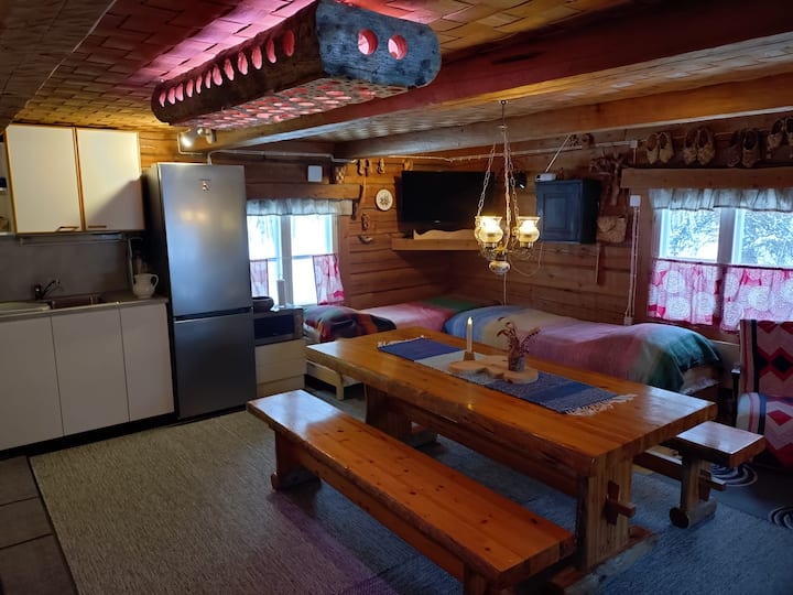 Tilava tupakeittiö kahden metrin mittaisine pirtinpöytineen. Neljä vuodepaikkaa, jotka mahdollista lisätä kuudeksi jakamalla kuvan kaksi sänkyä neljäksi.