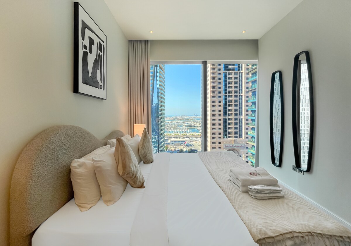 Segunda habitación acogedora con luz natural
