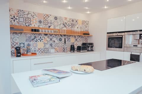 Sleeps- 9 Free Parking, contractor discount