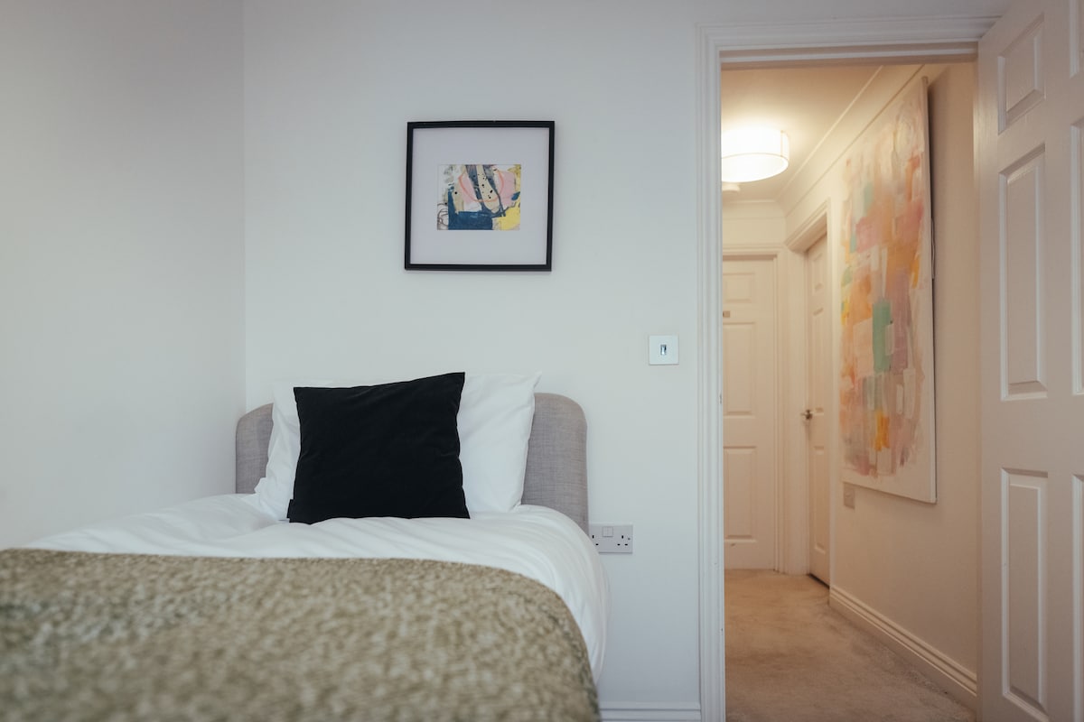 Spálňa 3 – jednolôžko, otvorený šatník 