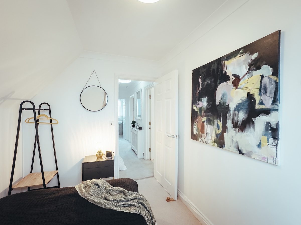 Spálňa 5 – manželská posteľ s otvoreným šatníkom 