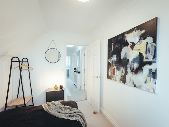 Dormitorio 5 - Cama doble con armario abierto