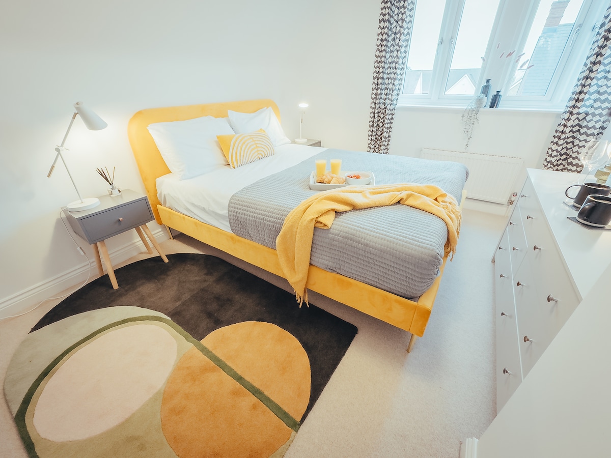 Spálňa 2 – manželská posteľ s vlastnou kúpeľňou – sprcha, WC a umývadlo