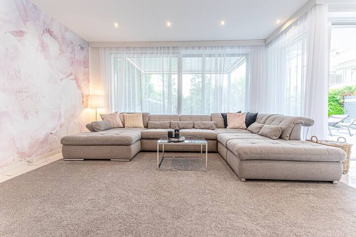 One of a kind Luxury Pool Villa w/ Sauna – Pets gallery image 2