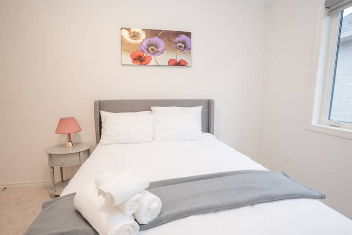 Დაისვენეთ მშვიდად ამ ლამაზად მოწყობილ საძინებელში, სადაც კომფორტული საწოლია ახალი თეთრეულით და მშვიდი ძილისთვის.


