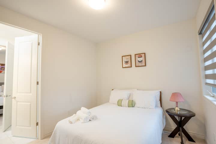 Დატკბით ნათელი და ჰაეროვანი საძინებლით კომფორტული საწოლით, გვერდით მაგიდით სანათით და თეთრი კარით, რომელიც დამატებითი კომფორტისთვის მიმდებარე ოთახისკენ მიდის.



