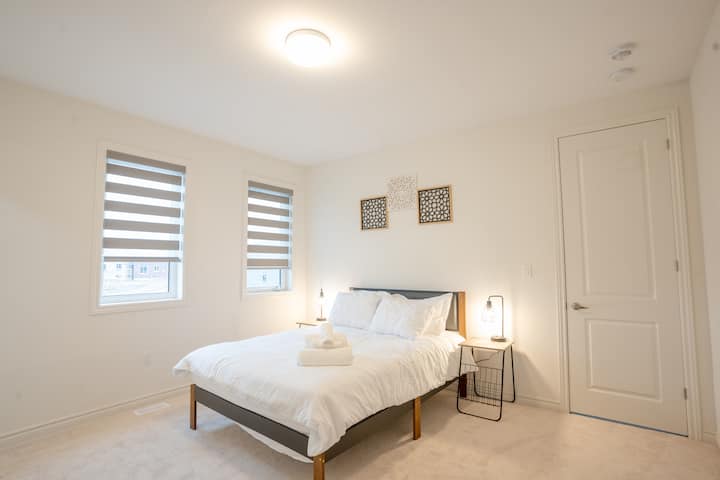 Თანამედროვე საძინებელი კომფორტული საწოლით, იდეალურია დასასვენებლად.




