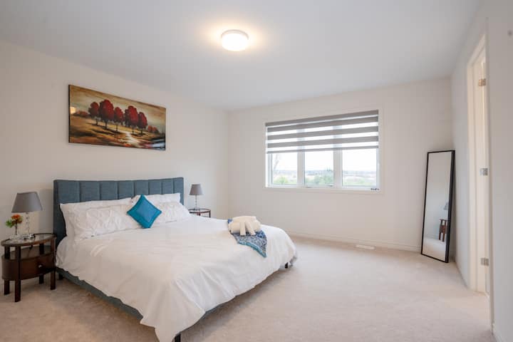 Დაისვენეთ მყუდრო საწოლში, პლუშის თეთრეულითა და დეკორატიული ბალიშებით, ბუნებრივი სინათლე კი ელეგანტურ ფანჯარაში ჩადის და ულამაზესი თვალწარმტაცი ხედები იშლება.



