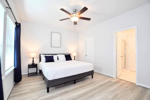 NEW Magnolia 5 Bed | 70 In TV | King Bed | Office