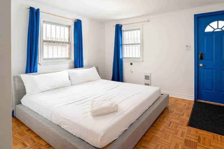  „აიმენის საცხოვრებელი იდეალური იყო ჩვენი ჰოკეის გუნდისთვის, რომელიც ქალაქში ტურნირისთვის ჩამოდიოდა. Ყველას ჰქონდა საკმარისი სივრცე და საკუთარი საწოლი. Უამრავი შესანიშნავი რესტორანი და ბარი ახლომახლო“ - ლაურა-5⭐