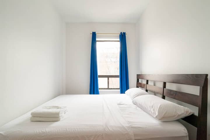 „შესანიშნავი სტუმრობა იყო! Მეგობრებთან ერთად კარგად გაერთეთ. Მასპინძელი ძალიან დამთმობია და პასუხობს შეკითხვებს. Ფეხით სავალ მანძილზე იყო კვების მრავალი ადგილიდანაც." - შონი - 5⭐