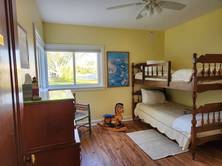 La chambre amusante et amusante dispose d'un lit superposé et d'un placard.  L'équipement pour bébés et enfants est stocké ici, y compris :  2 poussettes, 2 chaises hautes, 2 sièges d'appoint et 1 pack-n-play.  Il y a aussi des jeux et des livres dans l'armoire.