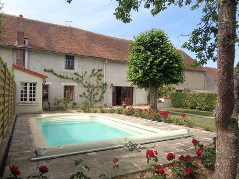 Large friendly house, 12 people, pool