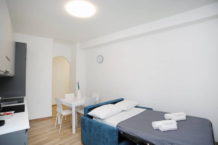 Salotto con divano letto aperto