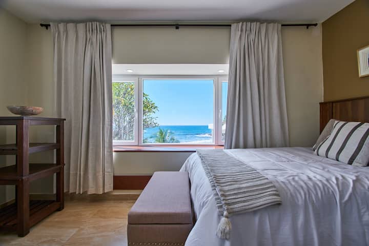 Svidjet će vam se ova soba s dva udobna bračna kreveta i prekrasnim prozorom koji vas poziva da se opustite i uživate u spektakularnom pogledu - savršeno za nezaboravan boravak!


