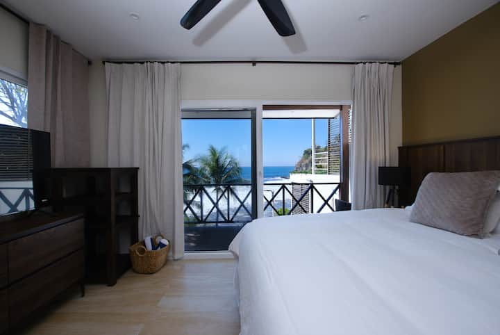 Nezaboravna soba s bračnim krevetom i privatnom terasom na kojoj se možete opustiti, uživajući u spokoju mora i zalascima sunca koji oduzimaju dah - savršeno utočište!

