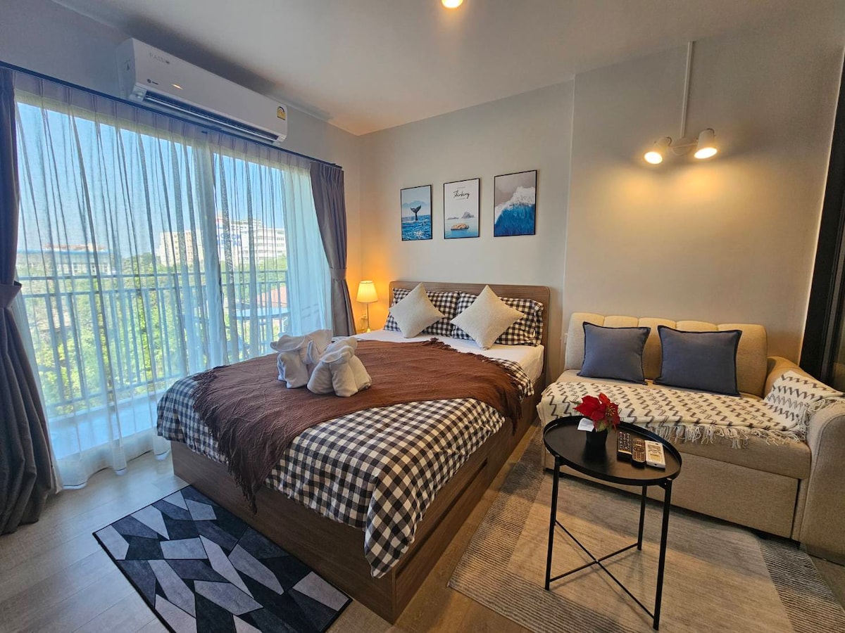 Una habitación acogedora, perfecta para 2–3 huéspedes 
Cuenta con una cama tamaño queen (5 pies) y un sofá cama que se puede extender a un cómodo espacio para dormir. Ideal para parejas, familias pequeñas o amigos cercanos.