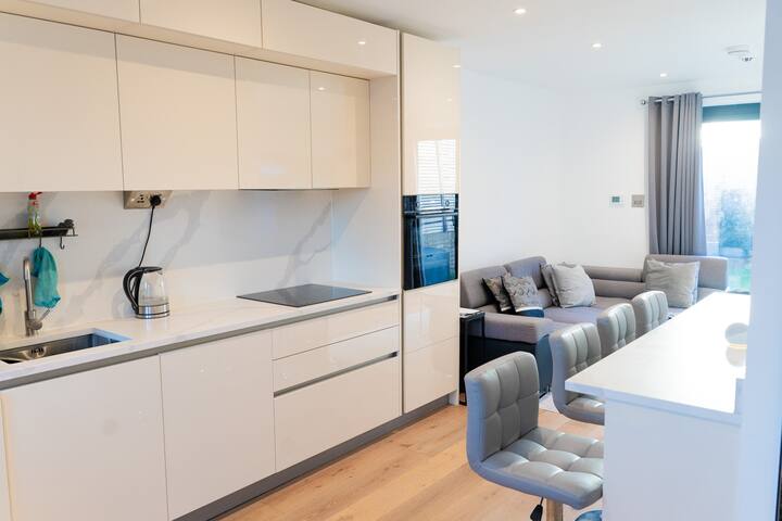 Modern 3BR, 3BA w/ 86” TV