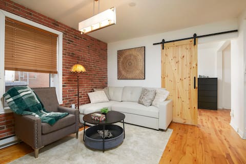 Top Airbnb: Prime Plateau Stay | Walk Everywhere in Montréal
